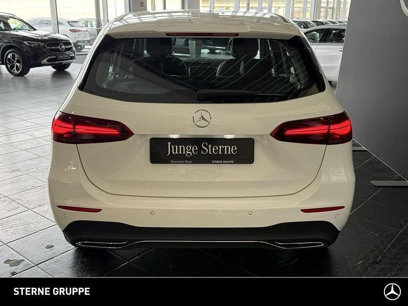 Gebraucht Mercedes B200 Progressive 163 PS (119 kW) 2024 Weiß Van / Kleinbus