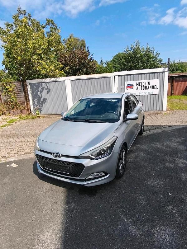Silber Gebraucht 2015 Hyundai i20 Edition Limousine | 4.350 € (Fairer Preis) - Bild 1/4