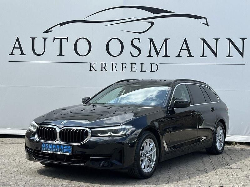 Black sapphire metallic Gebraucht 2023 BMW 530 Sport Line Kombi | 35.530 € (Superpreis) - Bild 1/4