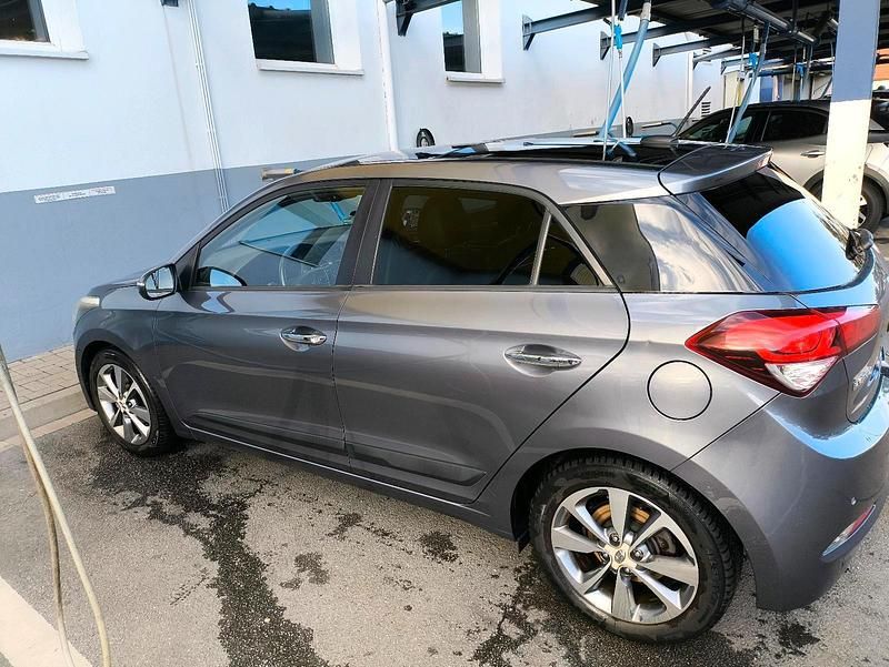 Grau Gebraucht 2017 Hyundai i20 Limousine | 12.500 € (Etwas zu teuer) - Bild 1/4