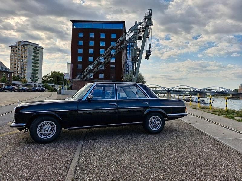 Schwarz Gebraucht 1974 Mercedes W114 Limousine | 30.999 € - Bild 1/4