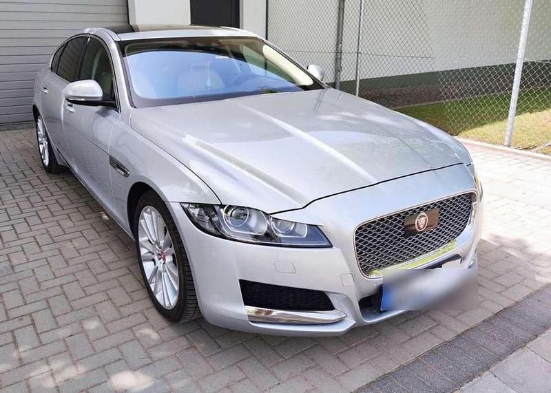 Silber Gebraucht 2016 Jaguar XF Portfolio Limousine | 18.500 € (Fairer Preis) - Bild 1/4