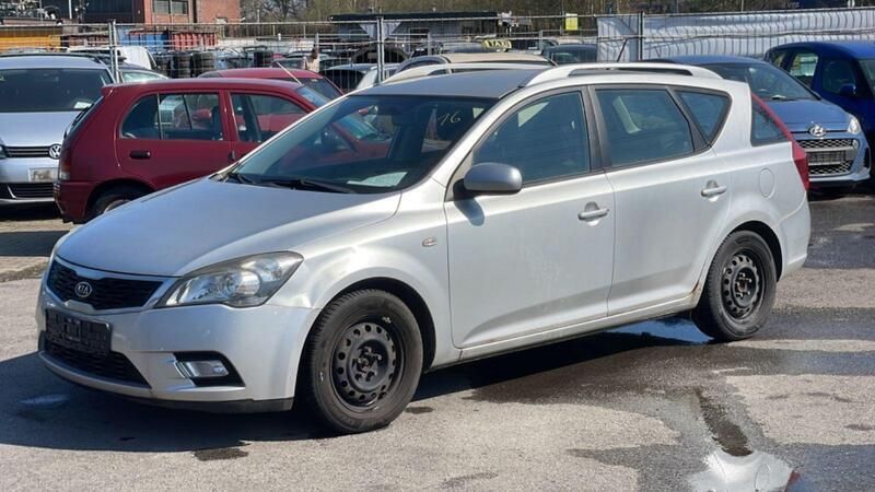 Silber Gebraucht 2011 Kia Ceed Sportswagon Vision Kombi | 1.699 € - Bild 1/4