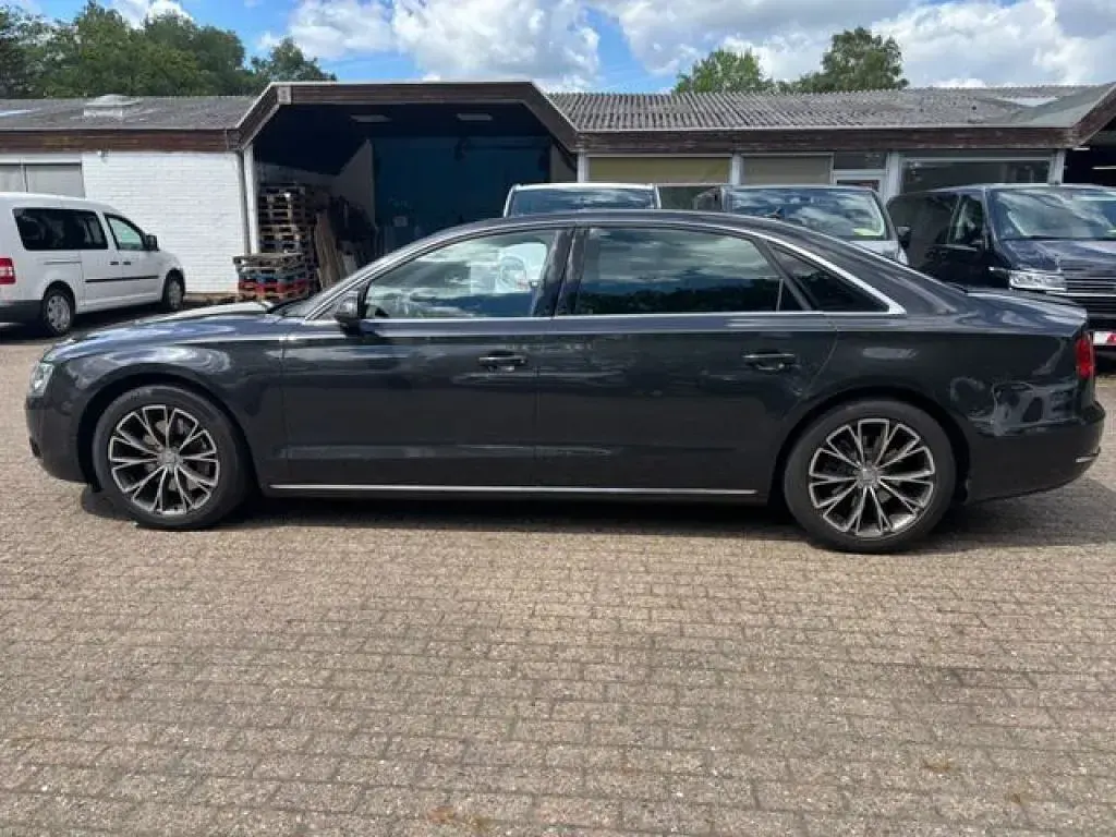 Gebraucht Audi A8 Ambiente 250 PS (183 kW) 2012 Oolonggrau metallic (metallic) Limousine
