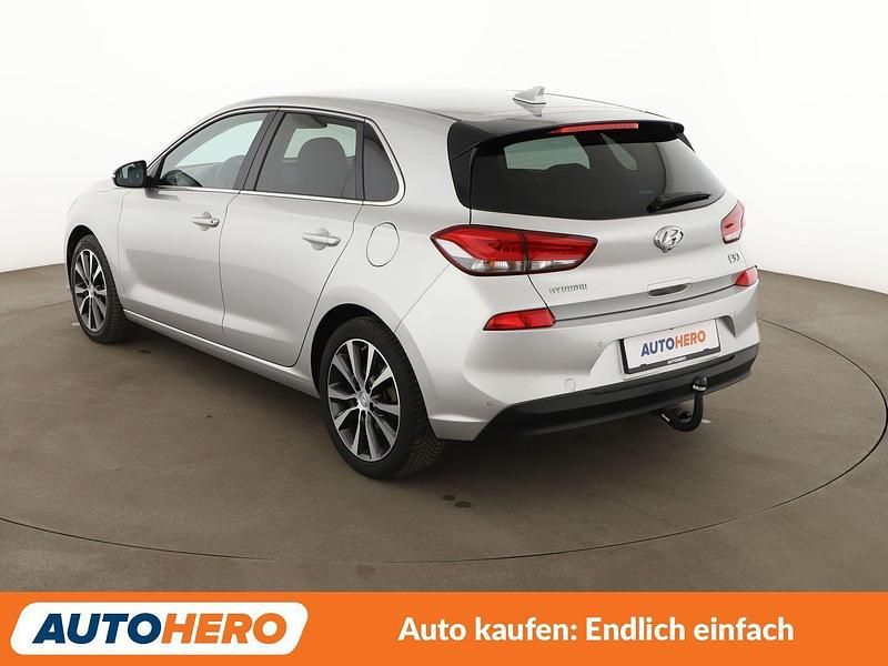 Gebraucht Hyundai i30 Intro Edition 140 PS (102 kW) 2017 Grau Limousine