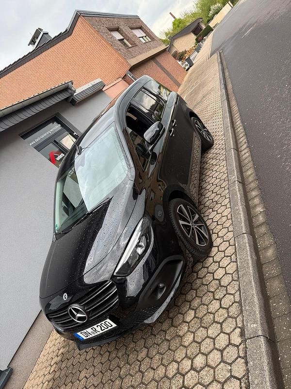 Schwarz Gebraucht 2022 Mercedes 180 Limousine | 23.600 € (Superpreis) - Bild 1/4