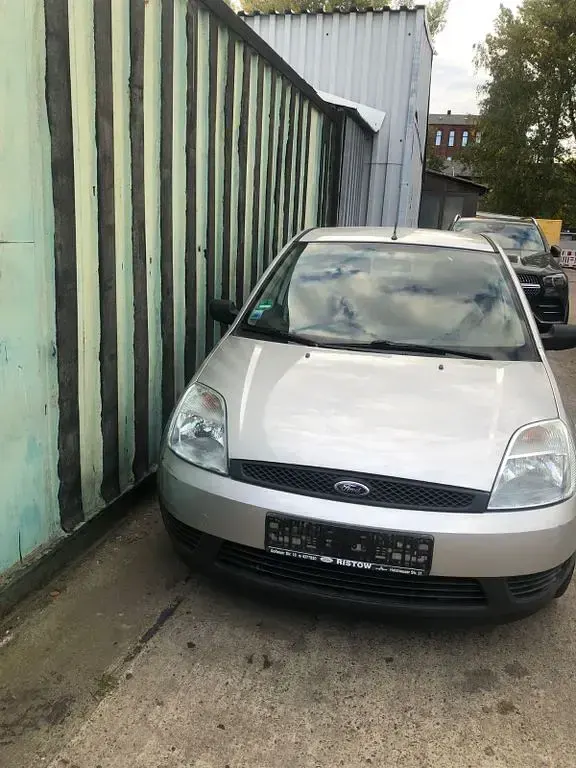 Second-hand Ford Fiesta 80 CP (58 kW) 2004 Argintiu Hatchback