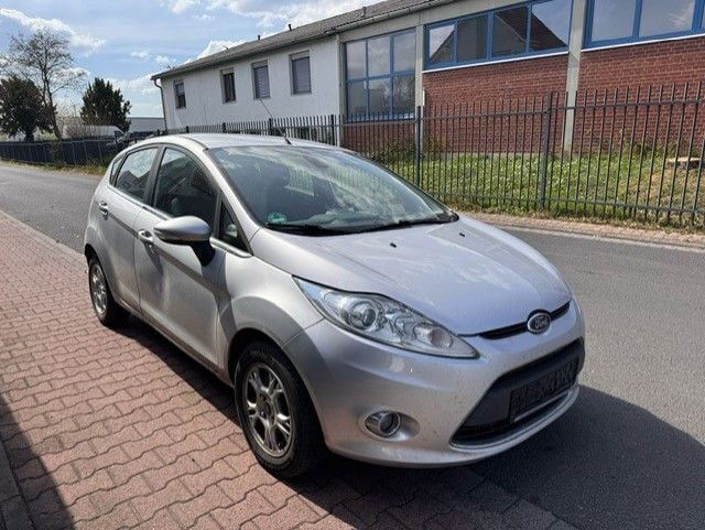Gebraucht Ford Fiesta Titanium 95 PS (69 kW) 2012 Silber Kleinwagen