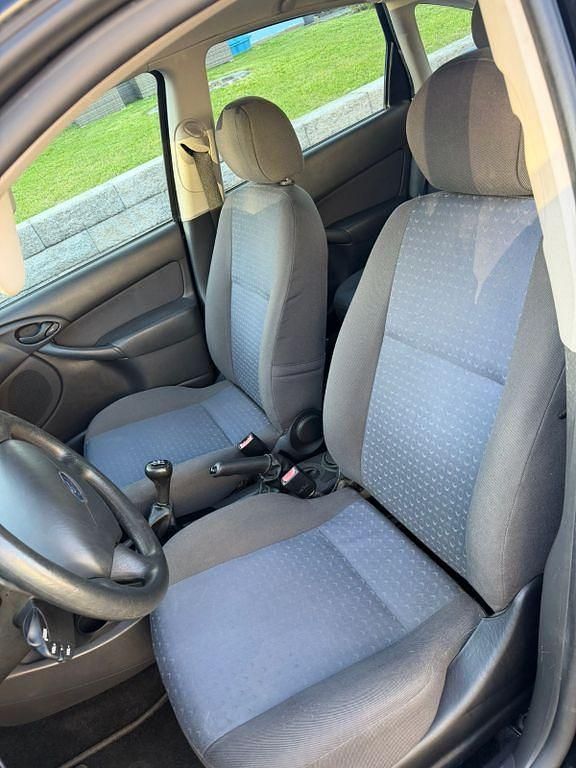 Second-hand Ford Focus 101 CP (74 kW) 2004 Negru Berlinǎ