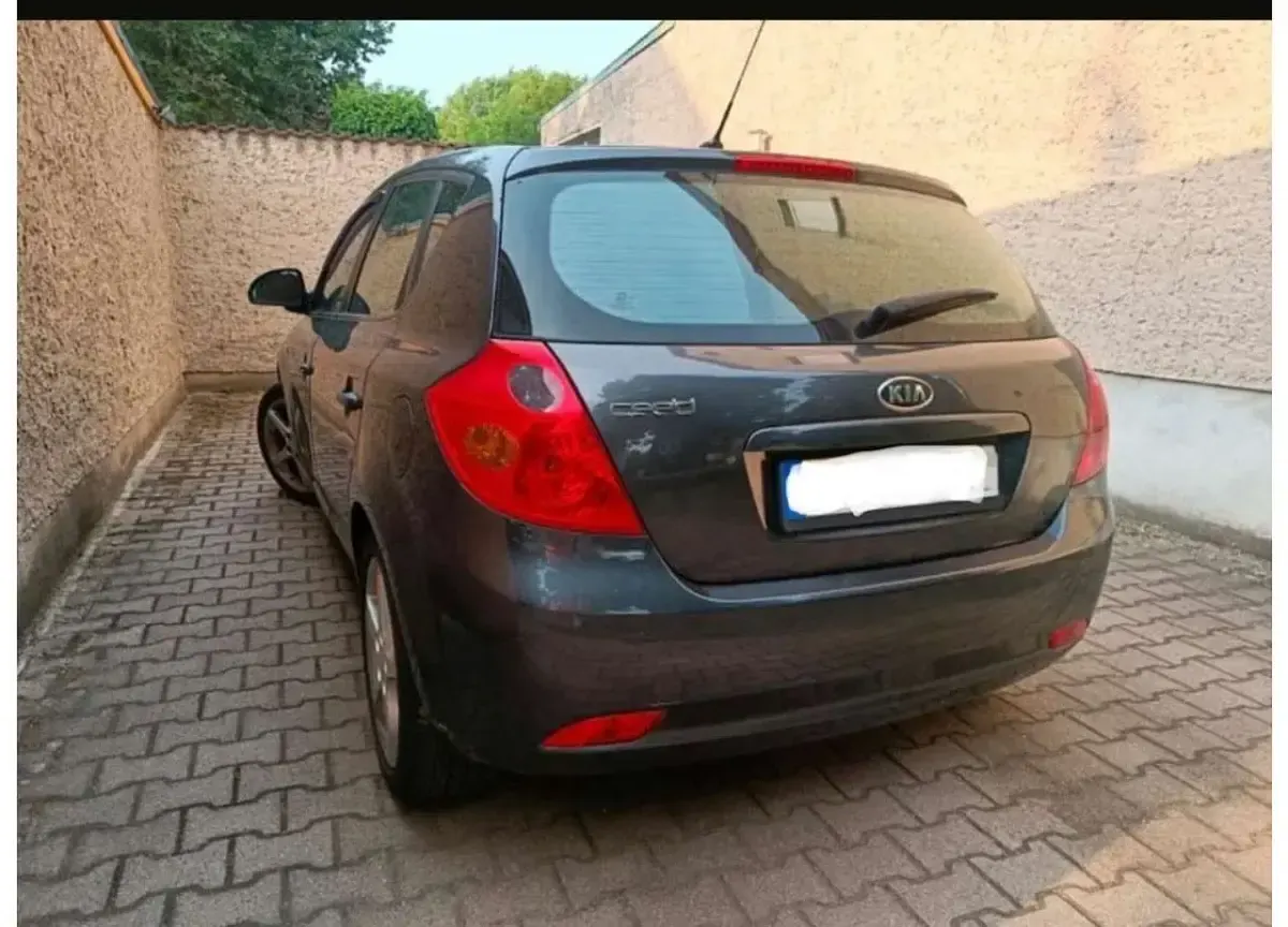 Gebraucht Kia Ceed LX 126 PS (92 kW) 2009 Gomeragrau met. Kleinwagen