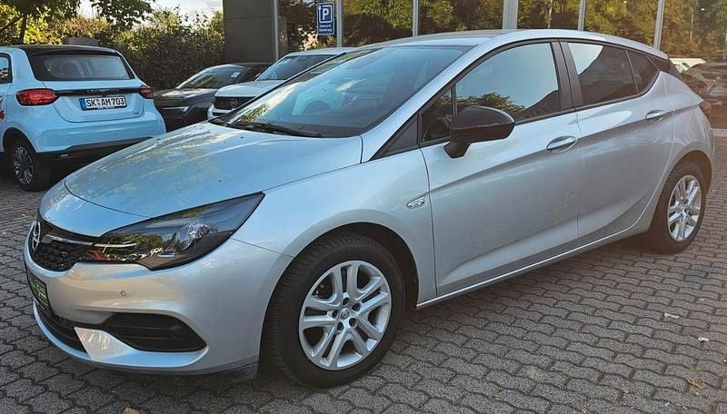 Argon silber/ice silver (m2) (metallic) Gebraucht 2021 Opel Astra Edition Limousine | 13.895 € (Guter Preis) - Bild 1/4