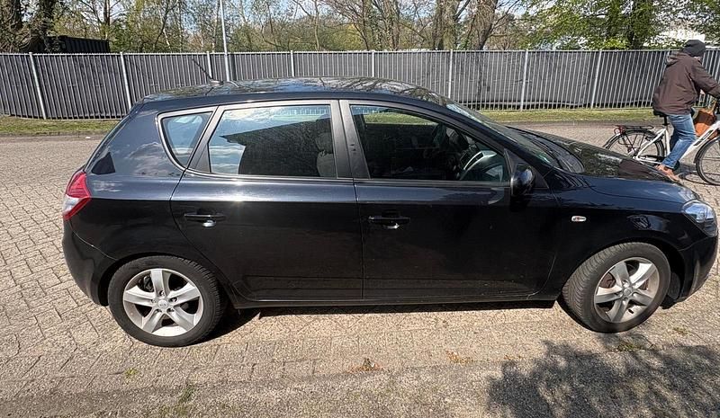 Gebraucht Kia Ceed 90 PS (66 kW) 2012 Schwarz Kleinwagen