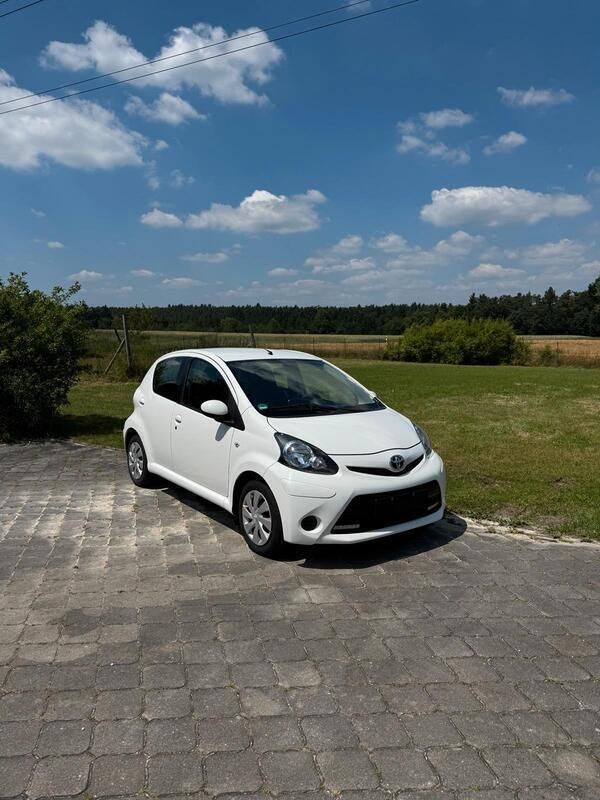 Weiß Gebraucht 2013 Toyota Aygo Kleinwagen | 2.490 € (Superpreis) - Bild 1/4