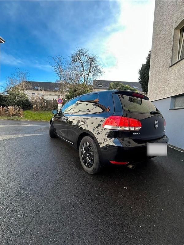 Gebraucht VW Golf VI Match 105 PS (77 kW) 2012 Schwarz Kleinwagen