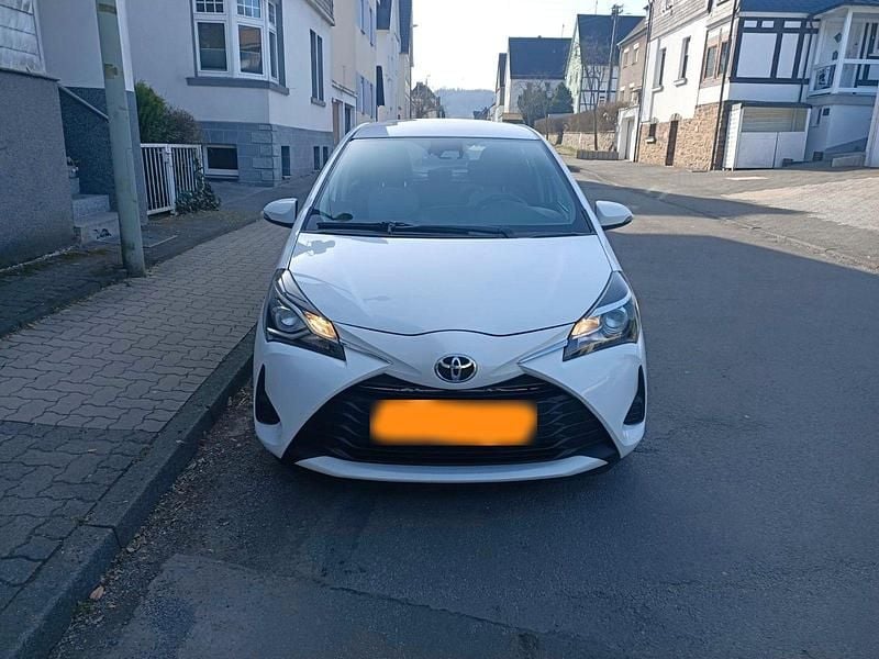 Gebraucht Toyota Yaris 72 PS (52 kW) 2019 Weiß Kleinwagen