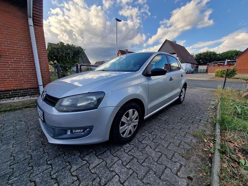 Silber Gebraucht 2011 VW Polo Trendline Limousine | 4.900 € (Guter Preis) - Bild 1/4