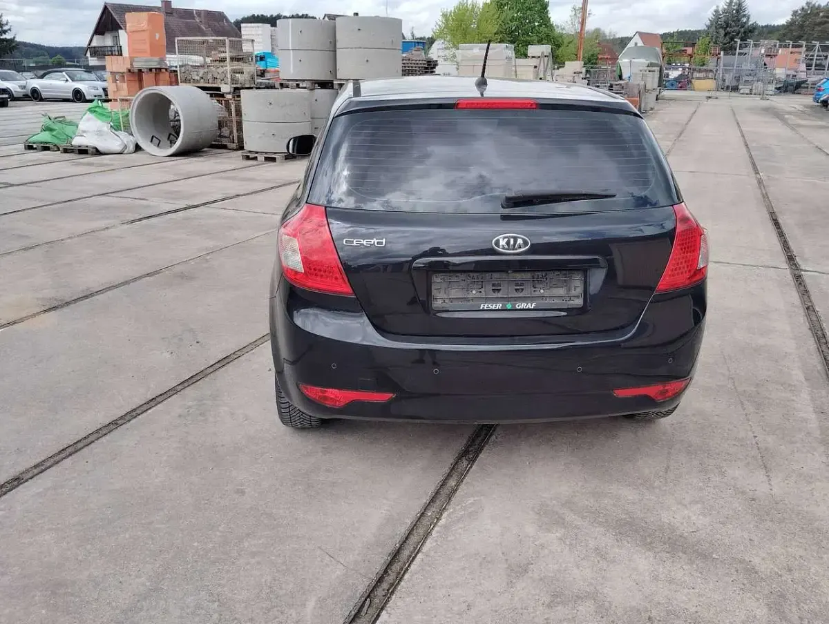 Używany Kia Ceed Attract 90 KM (66 kW) 2012 Czarny Hatchback