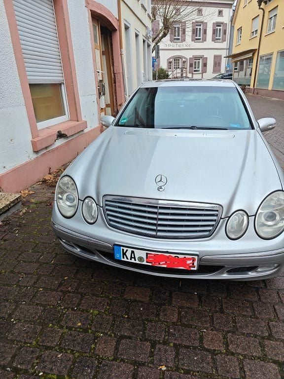 Grau Gebraucht 2003 Mercedes E220 Elegance Limousine | 2.600 € (Guter Preis) - Bild 1/4