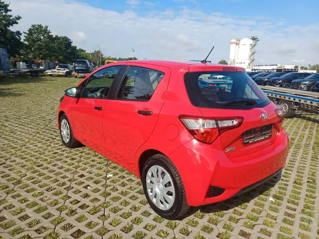 Gebraucht Toyota Yaris Basis 69 PS (50 kW) 2019 Rot Limousine
