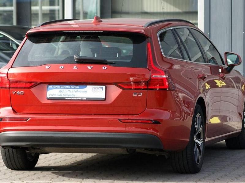 Gebraucht Volvo V60 Core 163 PS (119 kW) 2022 Fusion red metallic Kombi