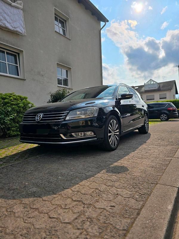 Schwarz Gebraucht 2012 VW Passat Kombi | 9.299 € (Fairer Preis) - Bild 1/4