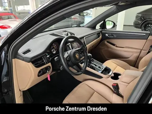 Gebraucht Porsche Macan 265 PS (194 kW) 2023 Tiefschwarzmetallic (metallic) SUV