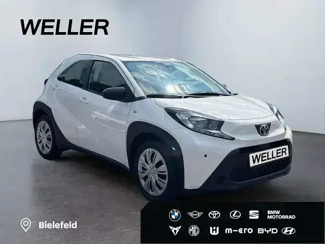 Gebraucht Toyota Aygo X X-play 72 PS (52 kW) 2023 Pure) white ii (weiss SUV