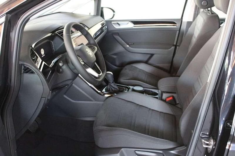 Neu VW Touran Highline 150 PS (110 kW) 2025 Deepblackperleffekt Van / Kleinbus