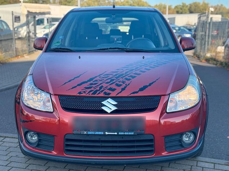 Rot Gebraucht 2009 Suzuki SX4 Limousine | 3.950 € (Fairer Preis) - Bild 1/4