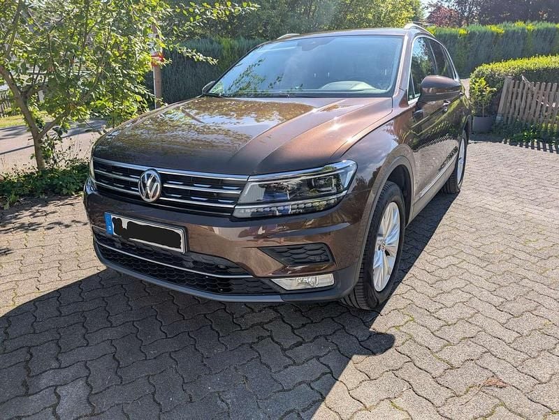 Braun Gebraucht 2016 VW Tiguan Highline SUV | 20.999 € - Bild 1/4