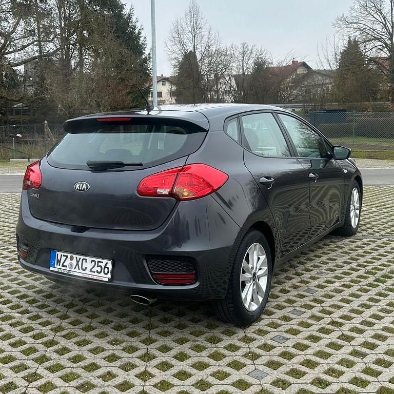 Gebraucht Kia Ceed 101 PS (74 kW) 2017 Blau Kleinwagen