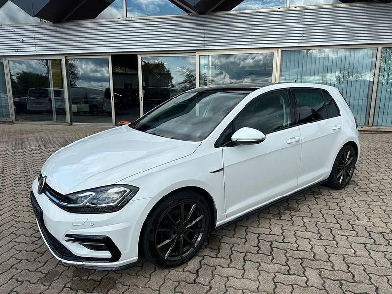 Weiß Gebraucht 2018 VW Golf VII R-line Limousine | 16.900 € (Teuer) - Bild 1/4