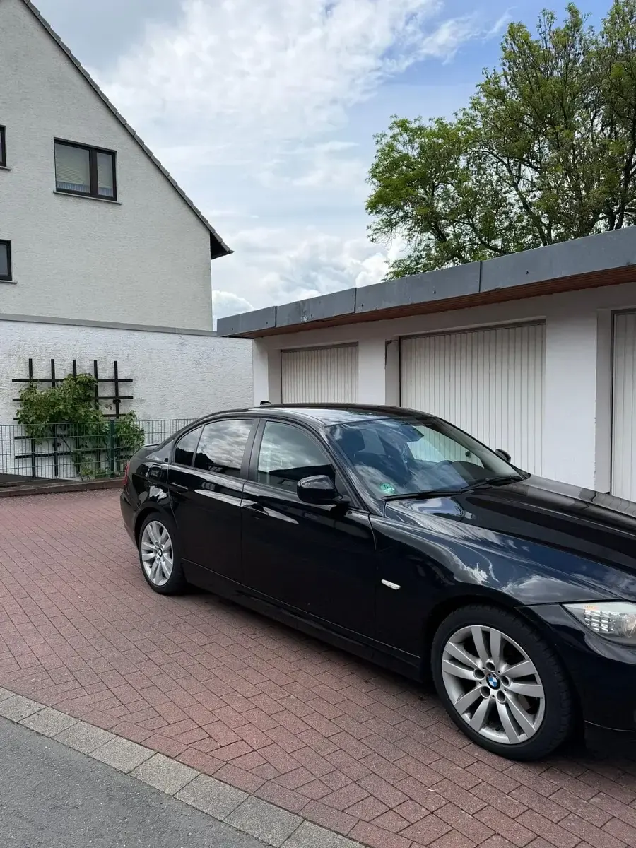 Gebraucht BMW 320 184 PS (135 kW) 2011 Schwarz Limousine