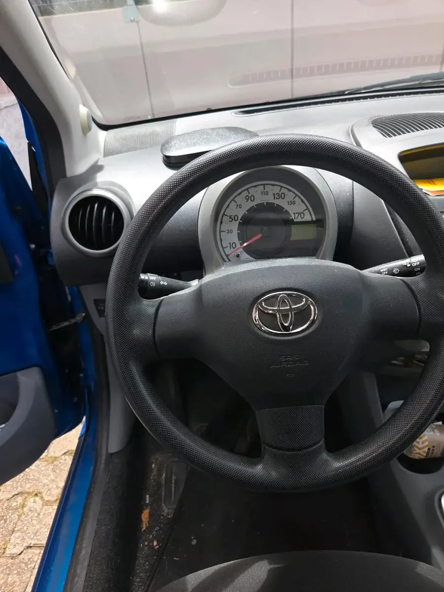 Gebraucht Toyota Aygo 68 PS (50 kW) 2011 Blau Kleinwagen