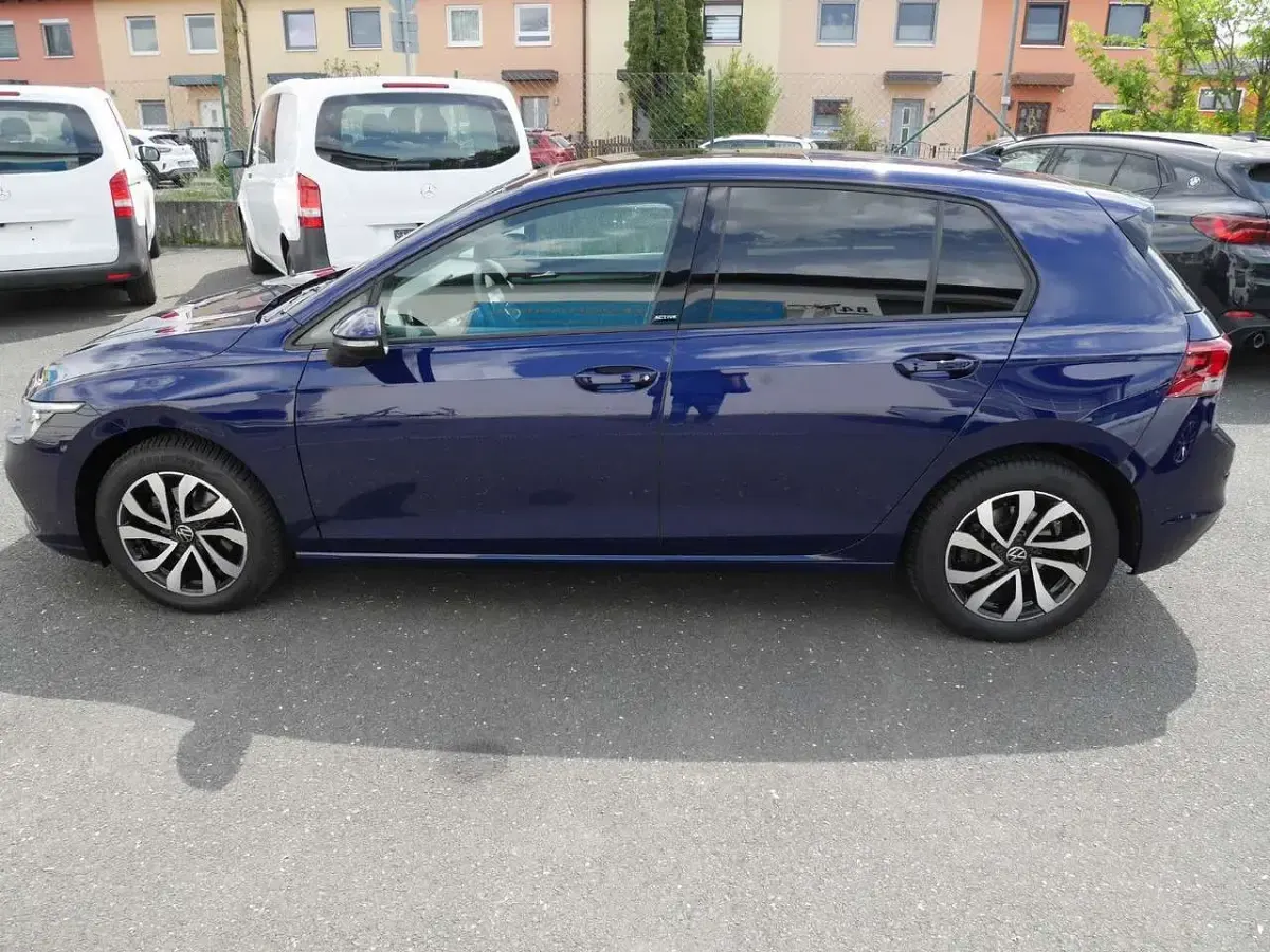 Second-hand VW Golf VIII Active 150 CP (110 kW) 2022 Albastru Berlinǎ