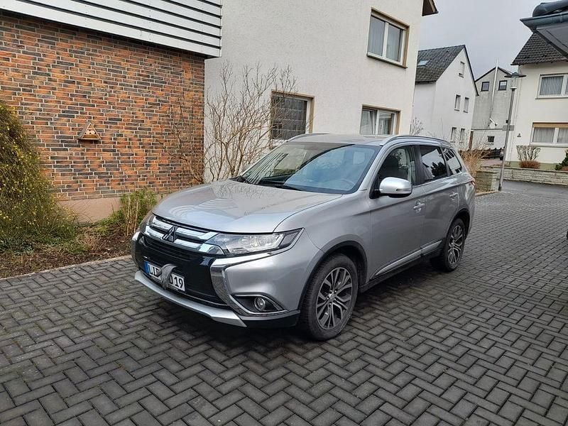 Gebraucht Mitsubishi Outlander Edition 150 PS (110 kW) 2017 Silber SUV