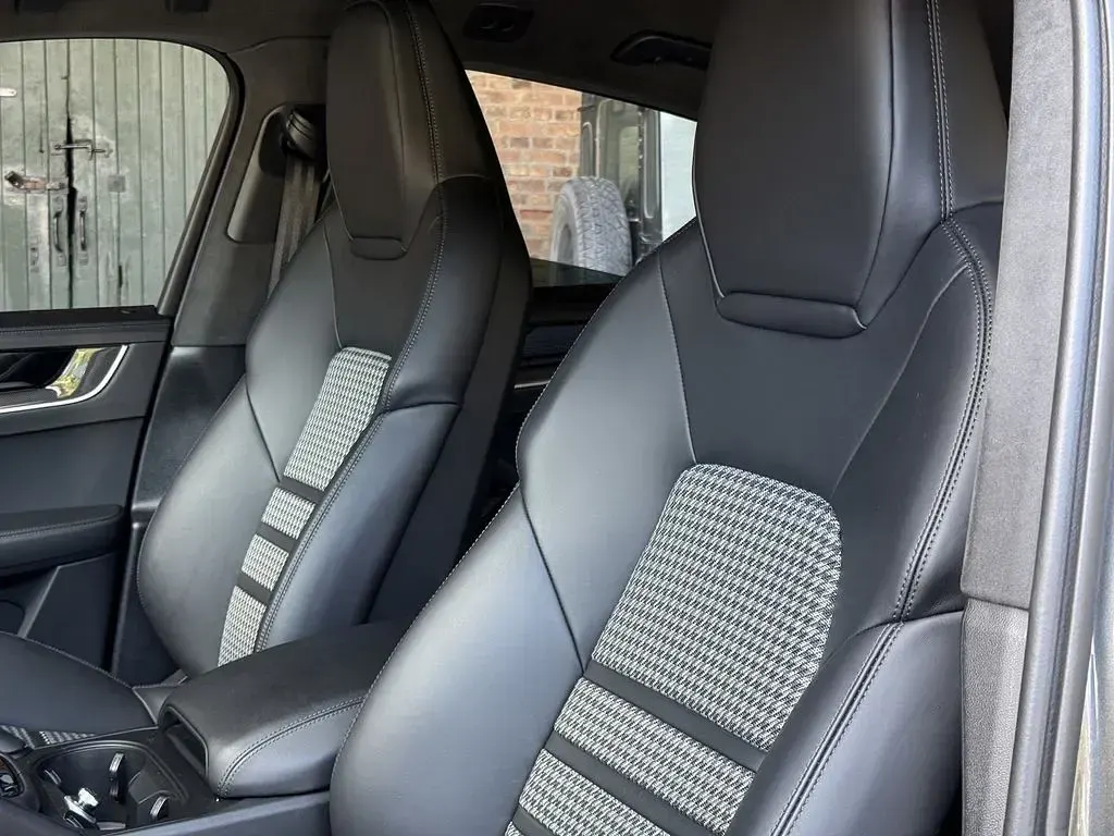 Gebraucht Porsche Cayenne 354 PS (260 kW) 2024 Grau SUV