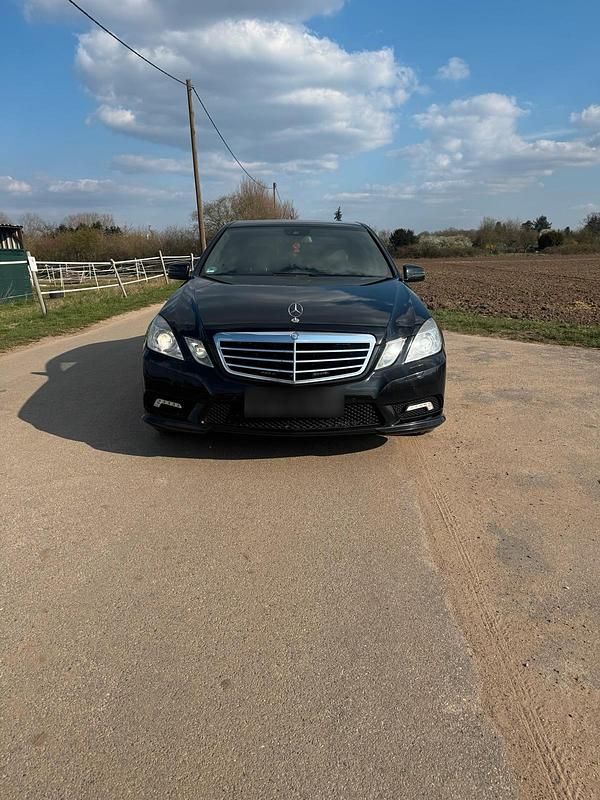 Gebraucht Mercedes E220 AMG line 170 PS (125 kW) 2011 Schwarz Limousine