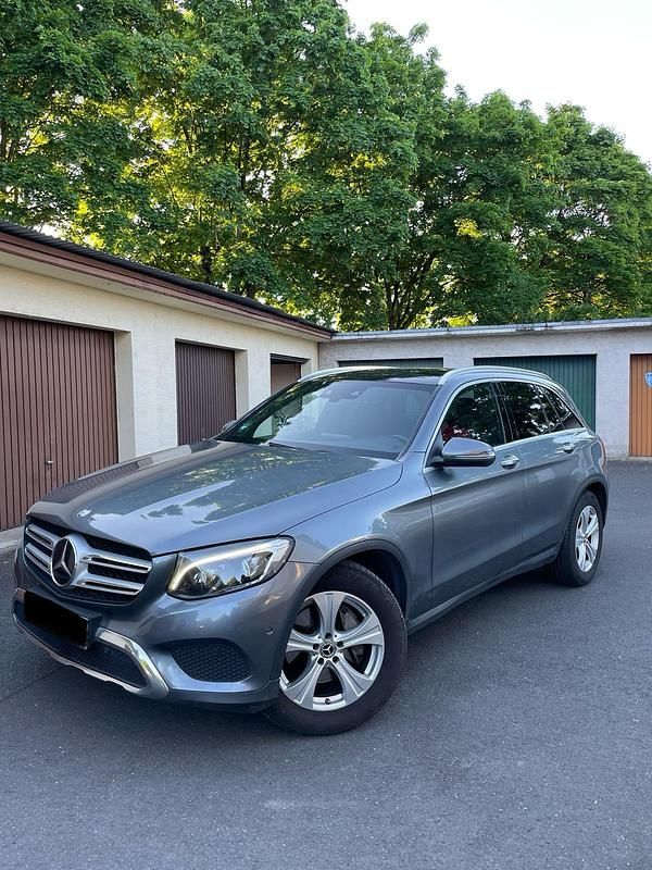 Grau Gebraucht 2016 Mercedes GLC250 SUV | 25.800 € (Etwas zu teuer) - Bild 1/4