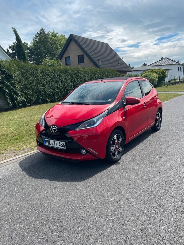 Rot Gebraucht 2017 Toyota Aygo X-wave Kleinwagen | 7.250 € (Fairer Preis) - Bild 1/4