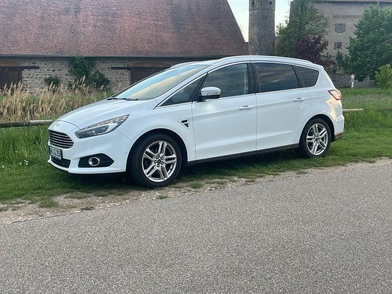 Weiß Gebraucht 2017 Ford S-MAX Titanium Van / Kleinbus | 19.990 € (Fairer Preis) - Bild 1/4