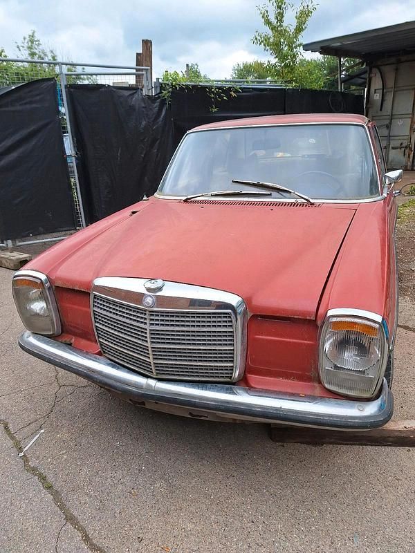 Rot Gebraucht 1972 Mercedes W114 Limousine | 3.550 € - Bild 1/1