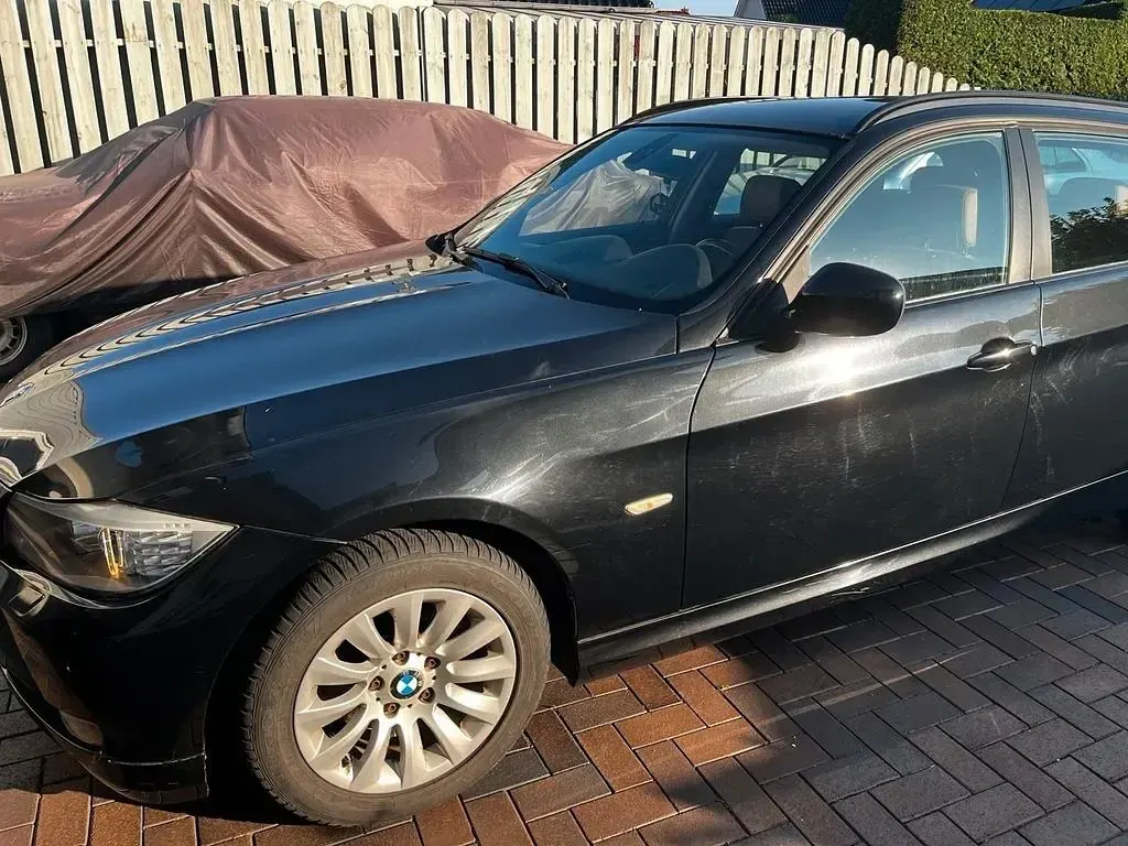 Gebraucht BMW 318 143 PS (105 kW) 2011 Schwarz Kombi