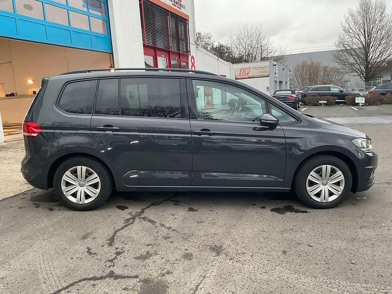 Gebraucht VW Touran 120 PS (88 kW) 2016 Uranograu/cinza urano Van / Kleinbus