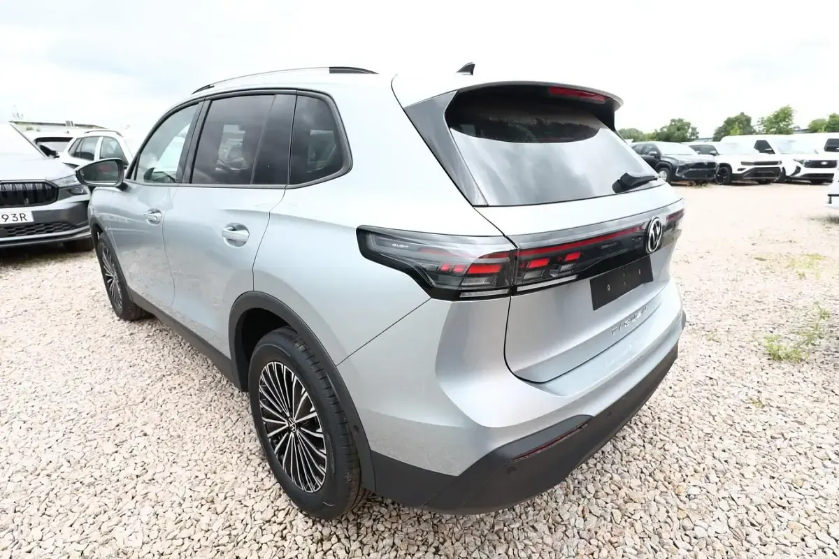 Neu VW Tiguan IQ Drive 150 PS (110 kW) 2026 Oyster silver metallic SUV