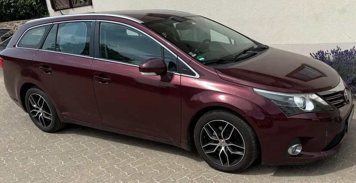 Gebraucht Toyota Avensis T2 124 PS (91 kW) 2012 Andere farben Kombi