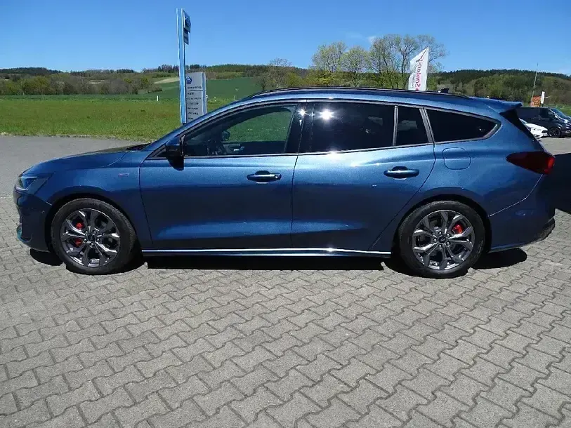 Gebraucht Ford Focus ST-Line 155 PS (114 kW) 2023 Chromablau (metallic) Kombi