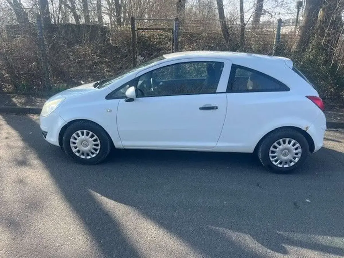 Gebraucht Opel Corsa Selection 69 PS (50 kW) 2010 Casabl/arctic/eisweiss/kaolin Kleinwagen