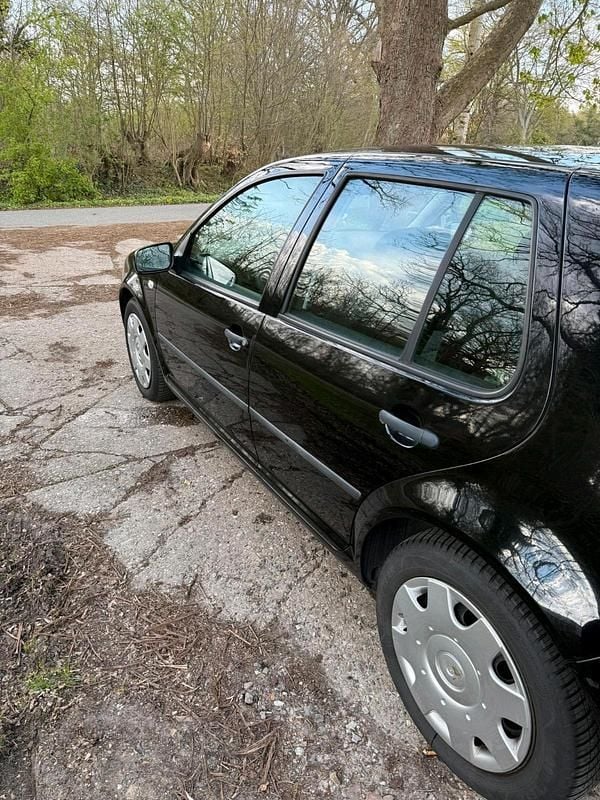 Second-hand VW Golf IV 75 CP (55 kW) 2000 Negru Berlinǎ