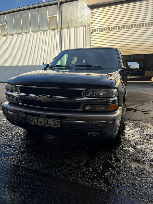 Schwarz Gebraucht 2002 Chevrolet Tahoe SUV | 7.000 € - Bild 1/4